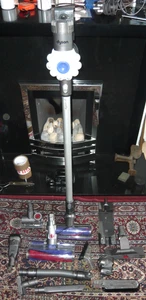 Dyson V6 cordless Vacuum Cleaner + mount, charger, brushes - Picture 1 of 9
