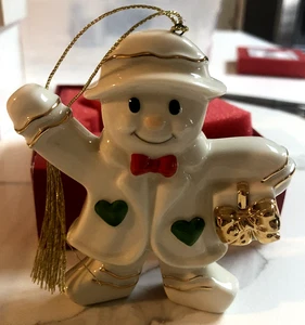 Weihnachtszauber Schneemann mit Geschenk Mikasa Weihnachtsschmuck - Bild 1 von 4