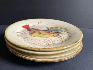 Sur La Table ROOSTER OVER SCRIPT Plates (4) Italy 8.5”W Retired RARE - Imagen 1 de 5