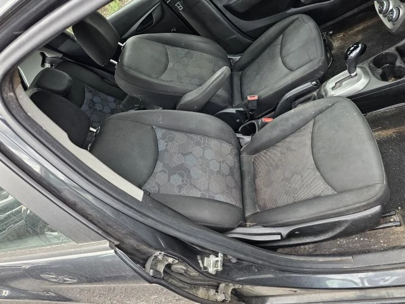 Reposacabezas derecho CHEVY SPARK 16 17 18 19 20 21 22 Foto 1 de 1