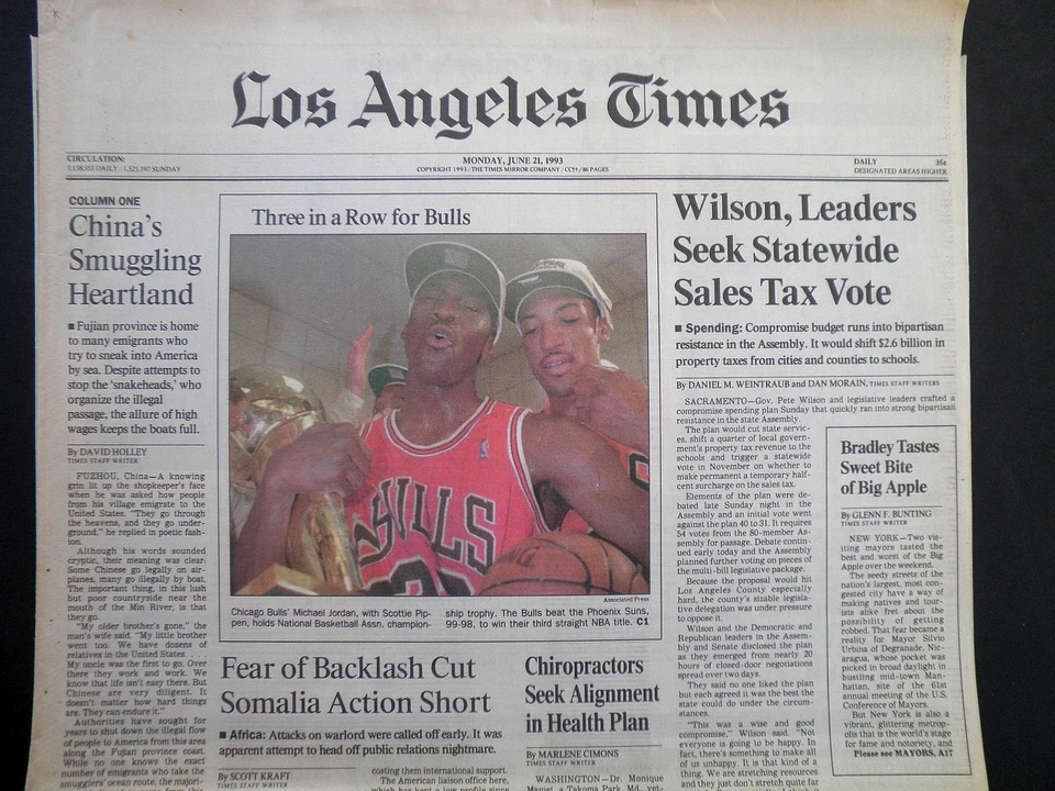 RARO BULLS MICHAEL JORDAN GANAR TRES REPETICIONES TÍTULO DE LA NBA 1993 PERIÓDICO DEPORTIVO DE COLECCIÓN Foto 1 de 1