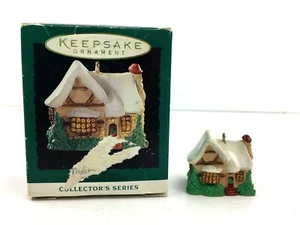 Hallmark Antiguo Pueblo Inglés Casa Tudor 1995 #8 Miniatura Adorno de Navidad - Imagen 1 de 10