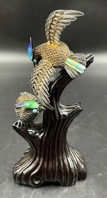 Filigrana dorada china vintage plata y esmalte aves del paraíso sobre soporte de madera Foto 1 de 4