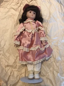 Porzellanpuppe von vor 1995 mit braunen Haaren und rosa Seidenkleid. - Bild 1 von 3
