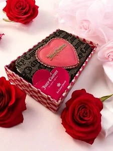 Neu mit Etikett Juicy Couture Geldbörse taupe dunkelbraun Monogramm Herz Liebe stirbt nie aufklappbar - Bild 1 von 7