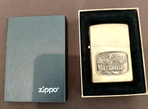 Accendino a olio cowboy Zippo Marlboro metallo goffrato ottone dorato con scatola dal GIAPPONE - Foto 1 di 9