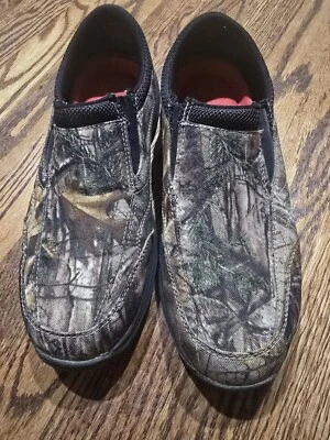 Zapatos mocasines Wrangler de tela camuflada sin cordones de espuma viscoelástica para hombre 10’s Foto 1 de 4