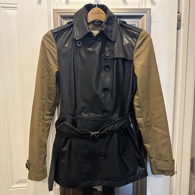 Gabardina Burberry Brit de cuero de becerro de doble botonadura para mujer 6 EE. UU. - negra Foto 1 de 4