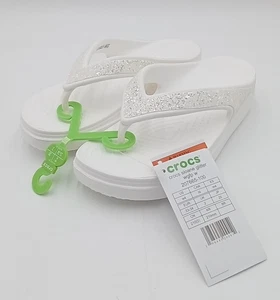 Crocs Damen Sloane Glitzer Flip Flop Keilabsatz Sandalen weiß Größe W4 - NEU - Bild 1 von 11