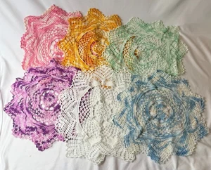 1 weiße 5 bunte Sammlung Vintage Lot Handarbeit? Gehäkelte 16" DECKCHEN - Bild 1 von 8