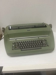 Grün Vintage IBM Selectric Modell 71 Golfball elektrische Schreibmaschine TEILE/REPARATUR - Bild 1 von 4