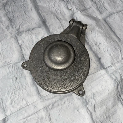 Máquina de crepe de ferro vintage com flip top e botão de mão prata 6,5x5 - Imagem 1 de 4