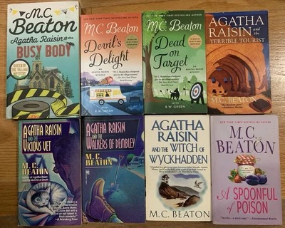8 ‘AGATHA RAISIN’ Mystery Novels by M. C. Beaton ~ Some Vintage Foto 1 de 3