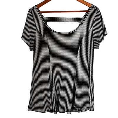 Torrid Black and White Short Sleeve Short Scoop Neck Back Strap Torrid Size 2 - Image 1 of 4