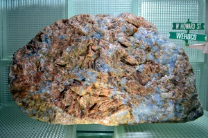27,4 libbre. Esemplare di roccia grezza pegmatite con presenza di feldspato e calcedonio - Foto 1 di 13