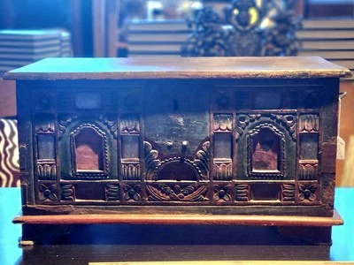 Antiguo cofre de dote de madera indonesio asiático tallado a mano caja de ofrendas 2 pies X 1 pie Foto 1 de 4