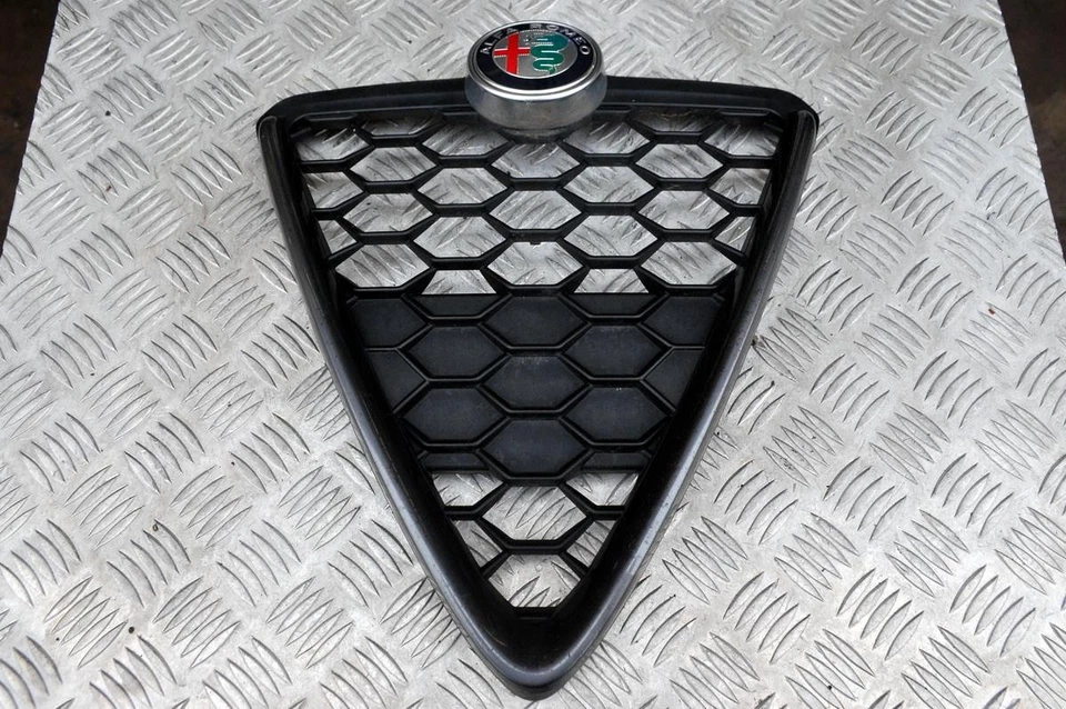 Parrilla delantera Alfa Romeo Giulietta Facelift 2016-2020 156109980 con placa Foto 1 de 4