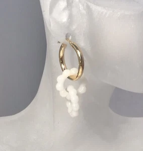 ORECCHINI VINTAGE INTAGLIATI GIADA BIANCA LAVORO DEL DIAVOLO VINTAGE SU CERCHI ORO GIALLO 14k - Foto 1 di 4