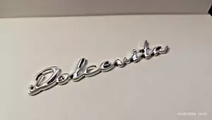 STEMMA SCRITTA FIAT 500 DOLCEVITA posteriore logo emblem rear BADGE targhetta - Foto 1 di 5