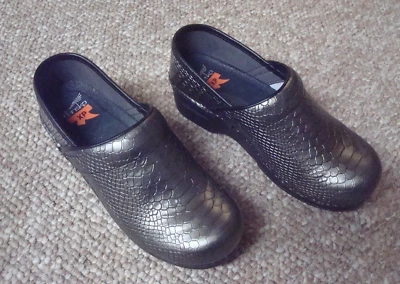 Dansko Pro XP Caimán Caimán/Patrón Serpiente en Gris. Zuecos de cuero. Talla 37 Foto 1 de 4