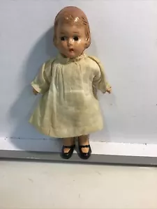 "Muñeca de composición de mano pequeña vintage/antigua sin marca 6,5"" con vestido" - Imagen 1 de 8