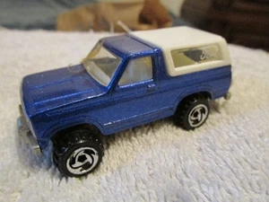 BELLA Hot Wheels Vintage 1980 Ford Bronco con Moto Malesia Blu e Bianco 4x4 - Foto 1 di 3