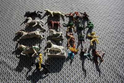 Lot de soldats en plastique western 9 chevaux 13 cavaliers - Photo 1/4