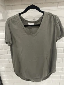 Camisa Bellah Dahl Verde Oliva Manga Corta Sólida Talla Mediana Cuello en V - Imagen 1 de 5