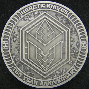 Moneda Desafío Diez Aniversario Cuchillos Heretic - Imagen 1 de 2