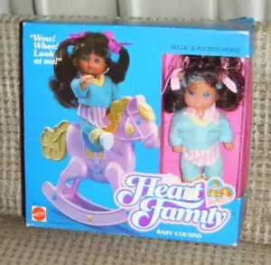 1987 MUÑECA NELIE Y CABALLO ROCKERO Corazón Familia Bebé Primos Caja Sellada Mattel - Imagen 1 de 2