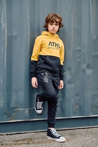 Jungen Sweatshirt Set aus Kapuzenpullover und Hose für moderne Jungen - Bild 1 von 4
