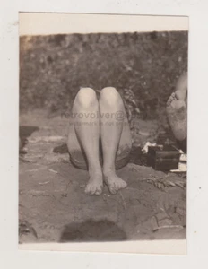 Schöne Damenbeine hautnah am Strand im Schlamm junge Frau Badeanzug Foto - Bild 1 von 8