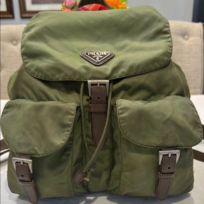 Mochila vintage verde Prada autêntica - Imagem 1 de 4