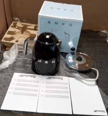 Hervidor eléctrico negro estilo retro Smeg años 50 KLF03BLUS. Foto 1 de 4