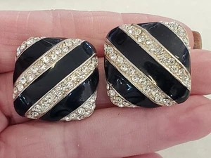 Pendientes con clip cuadrado de tono plateado esmaltado negro a rayas de cristal Swarovski - Imagen 1 de 9