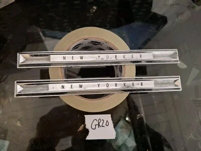 JUEGO EMBLEMA CHRYSLER NEW YORKER VINTAGE AÑOS 60 OEM 2440715 PANEL PUERTA??? Foto 1 de 4