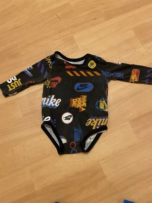 2 Body Tuta/Gilet Nike per 9 Mesi Ottime Condizioni Mai Indossato Senza Etichette - Immagine 1 di 4