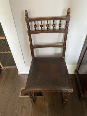 Asientos franceses tallados en madera y cuero grabados años 1880. Foto 1 de 2