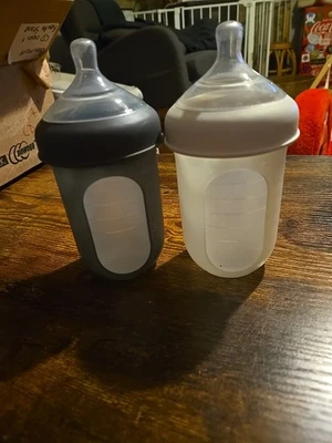 Juego de botellas de silicona Boon (2 8 oz) Foto 1 de 3