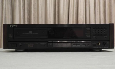 Sony CDP-338ESD featuring KSS-151A Magnetic drive laser and Burr-Brown DAC. - Bild 1 von 4