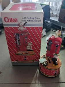 Coca Cola Weihnachtsfigur "A Refreshing Pause" Enesco Aufzieh Spieluhr - Bild 1 von 6