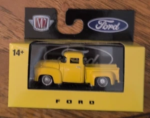 M2 Machines 1956 Ford F-100 Custom Giallo 1/64 pressofuso 8.250 pezzi * Nuovo con scatola - Foto 1 di 2