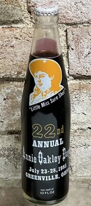 10 OZ COCA COLA COMMEMORATIVE BOTTLE COKE - 1985 ANNIE OAKLEY DAYS GREENVILLE OH - Picture 1 of 6