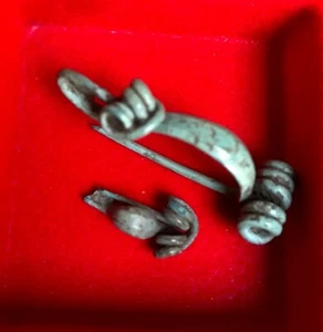 Frühe eisenzeitliches Paar alte kursive Bronzefibula (8.-6. Jahrhundert v. Chr.), Patina+++ - Bild 1 von 5