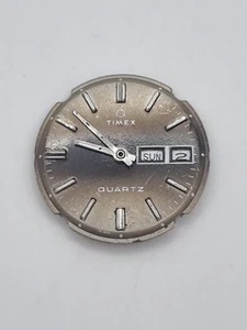 Movimiento de reloj de cuarzo vintage Timex esfera fecha para piezas/reparaciones 31,64 mm - Imagen 1 de 13
