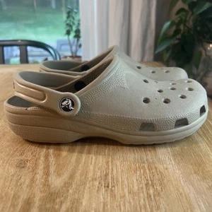 Crocs Zoccoli Tan Unisex Classici Slip On Taglia S Donna 6-7 Uomo 4-5 - Foto 1 di 9