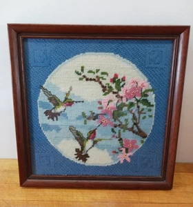 Kreuzstich Kolibri Blumenbild. 13 1/2 Zoll x 13 1/2 Holzrahmen. - Bild 1 von 5