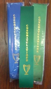 "FELICITACIONES"" Premio 11⁄2"" x 8"" Cintas Estampadas en Lámina -- LOTES de 100 - Imagen 1 de 3
