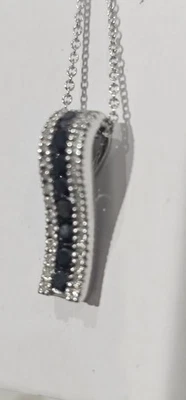 Colgante de diamantes en blanco y negro de oro blanco de 14K, 0,62 TCW Foto 1 de 4