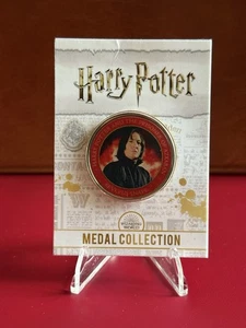 S20) RARE HARRY POTTER MEDAL COIN IN CARD THE PRISONER OF AZKABAN SEVERUS SNAPE - Picture 1 of 2